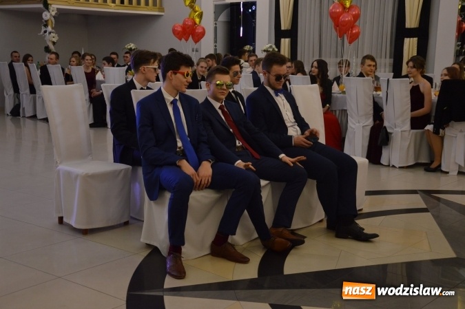 Zdjęcie w galerii na portalu naszwodzislaw.com: Maraton studniówkowy rozpoczyna II LO  wiadomości z regionu