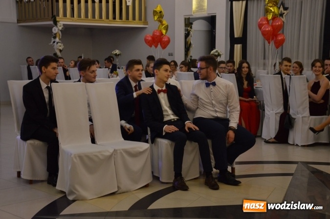 Zdjęcie w galerii na portalu naszwodzislaw.com: Maraton studniówkowy rozpoczyna II LO  wiadomości z regionu