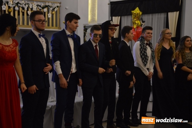 Zdjęcie w galerii na portalu naszwodzislaw.com: Maraton studniówkowy rozpoczyna II LO  wiadomości z regionu