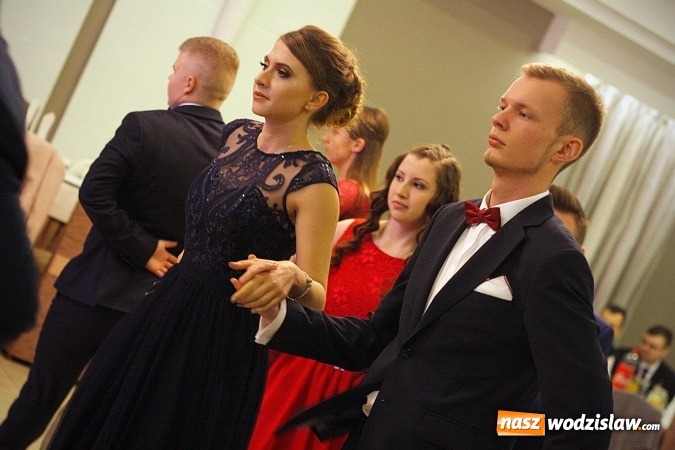 Zdjęcie w galerii na portalu naszwodzislaw.com: Studniówka 2018. ZST bawi się w Bluszczowie  wiadomości z regionu
