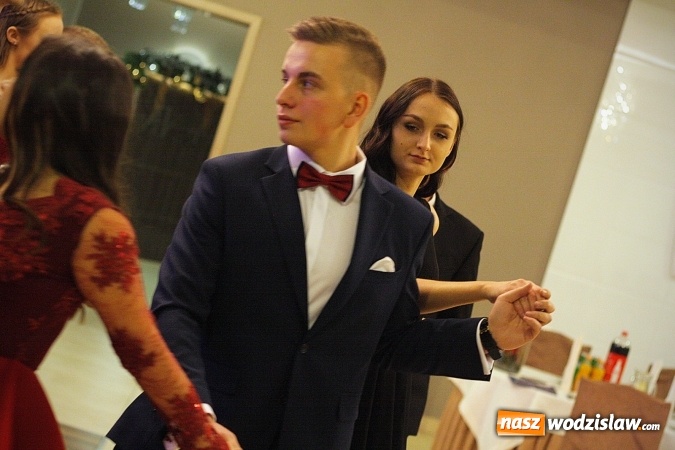 Zdjęcie w galerii na portalu naszwodzislaw.com: Studniówka 2018. ZST bawi się w Bluszczowie  wiadomości z regionu