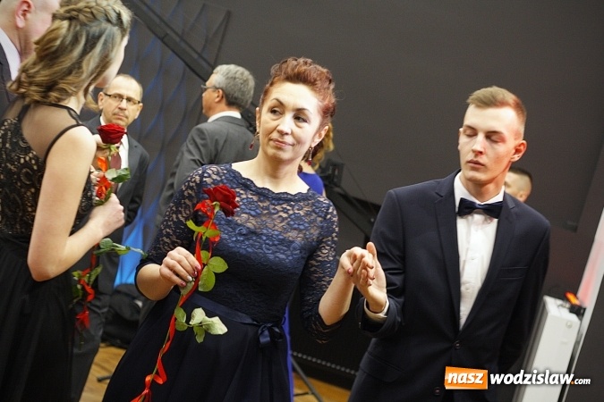 Zdjęcie w galerii na portalu naszwodzislaw.com: Tak na studniówce bawi się ILO  wiadomości z regionu