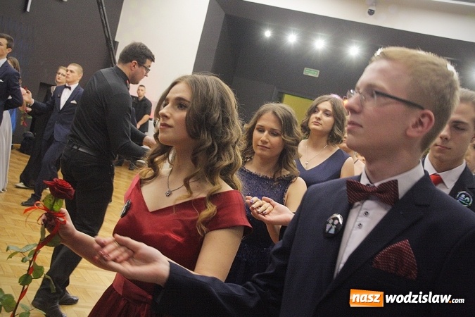 Zdjęcie w galerii na portalu naszwodzislaw.com: Tak na studniówce bawi się ILO  wiadomości z regionu