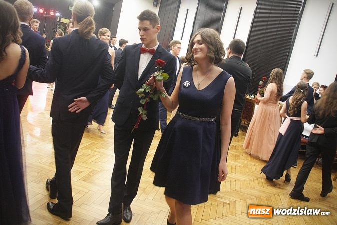 Zdjęcie w galerii na portalu naszwodzislaw.com: Tak na studniówce bawi się ILO  wiadomości z regionu