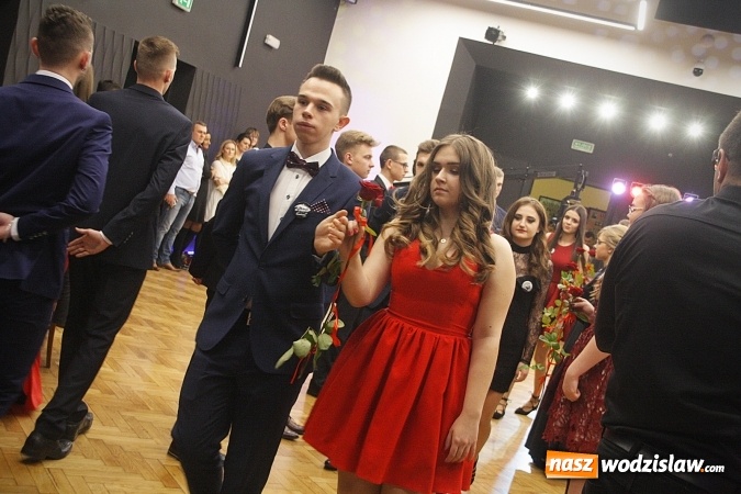 Zdjęcie w galerii na portalu naszwodzislaw.com: Tak na studniówce bawi się ILO  wiadomości z regionu