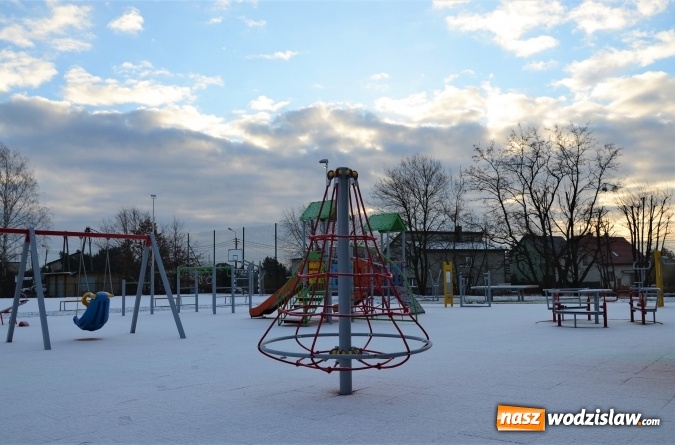 Zdjęcie w galerii na portalu naszwodzislaw.com: Wyremontowana sala gimnastyczna, wielofunkcyjne boisko, plac zabaw oraz centrum rekreacji. Zmiany przy ZSPWR wiadomości z regionu