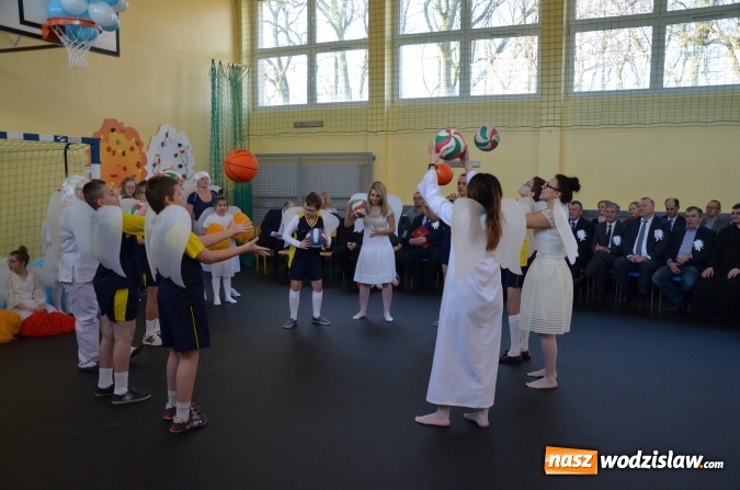 Zdjęcie w galerii na portalu naszwodzislaw.com: Wyremontowana sala gimnastyczna, wielofunkcyjne boisko, plac zabaw oraz centrum rekreacji. Zmiany przy ZSPWR wiadomości z regionu