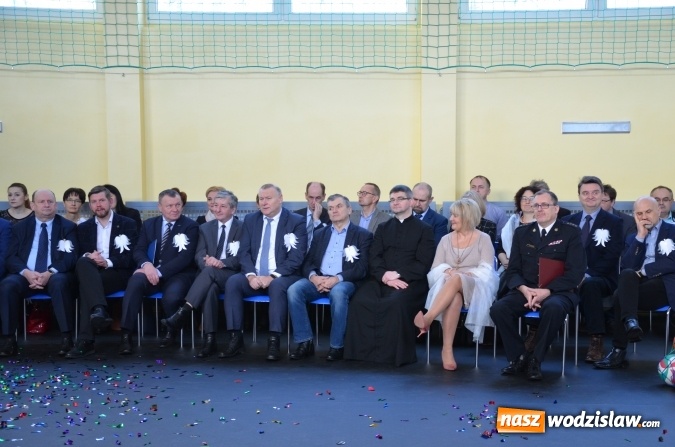 Zdjęcie w galerii na portalu naszwodzislaw.com: Wyremontowana sala gimnastyczna, wielofunkcyjne boisko, plac zabaw oraz centrum rekreacji. Zmiany przy ZSPWR wiadomości z regionu