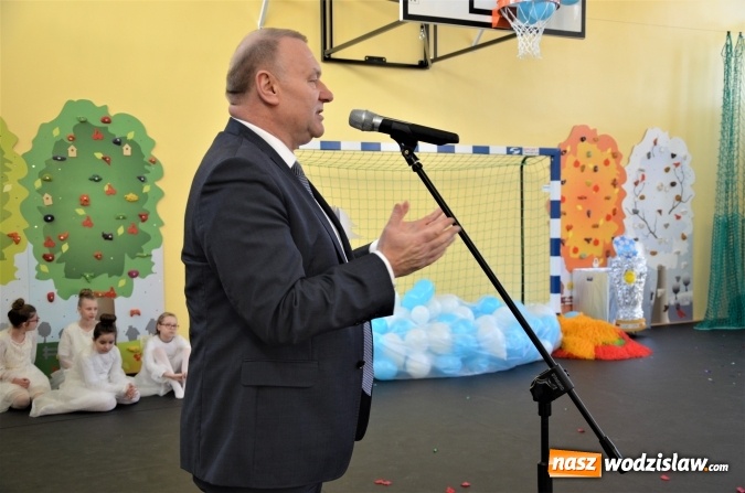 Zdjęcie w galerii na portalu naszwodzislaw.com: Wyremontowana sala gimnastyczna, wielofunkcyjne boisko, plac zabaw oraz centrum rekreacji. Zmiany przy ZSPWR wiadomości z regionu
