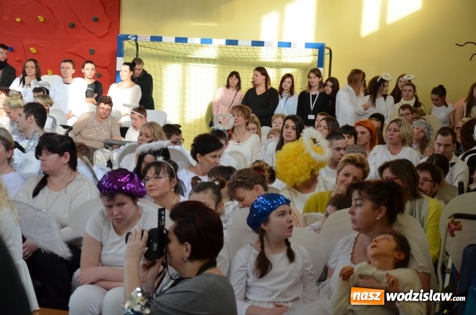 Zdjęcie w galerii na portalu naszwodzislaw.com: Wyremontowana sala gimnastyczna, wielofunkcyjne boisko, plac zabaw oraz centrum rekreacji. Zmiany przy ZSPWR wiadomości z regionu