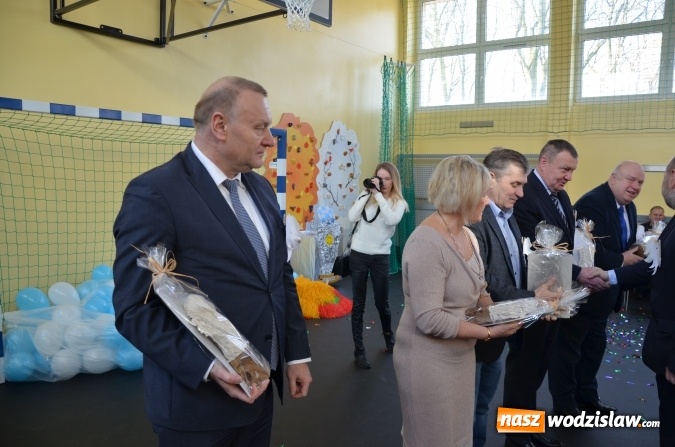Zdjęcie w galerii na portalu naszwodzislaw.com: Wyremontowana sala gimnastyczna, wielofunkcyjne boisko, plac zabaw oraz centrum rekreacji. Zmiany przy ZSPWR wiadomości z regionu