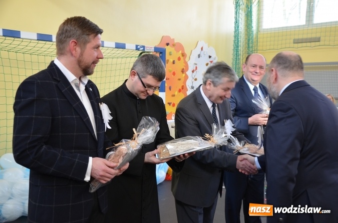 Zdjęcie w galerii na portalu naszwodzislaw.com: Wyremontowana sala gimnastyczna, wielofunkcyjne boisko, plac zabaw oraz centrum rekreacji. Zmiany przy ZSPWR wiadomości z regionu
