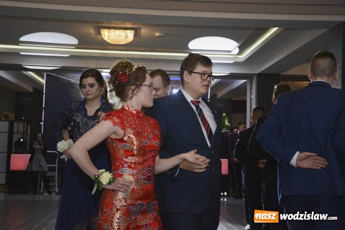 Zdjęcie w galerii na portalu naszwodzislaw.com: Nietypowo bo w czwartek. Studniówka LO z Rydułtów trwa w najlepsze! ZDJĘCIA  wiadomości z regionu