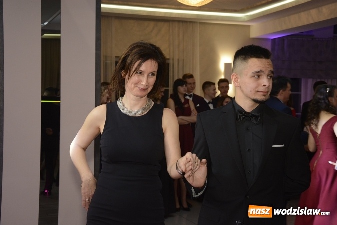 Zdjęcie w galerii na portalu naszwodzislaw.com: Nietypowo bo w czwartek. Studniówka LO z Rydułtów trwa w najlepsze! ZDJĘCIA  wiadomości z regionu