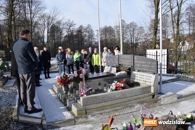 Zdjęcie w galerii na portalu naszwodzislaw.com: Delegacja z Oświęcimia odwiedziła Grób Ofiar Marszu Śmierci w Mszanie  wiadomości z regionu