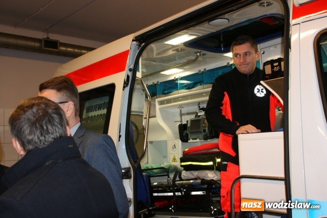 Zdjęcie w galerii na portalu naszwodzislaw.com: Wojewoda kupił karetki wiadomości z regionu