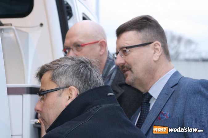 Zdjęcie w galerii na portalu naszwodzislaw.com: Wojewoda kupił karetki wiadomości z regionu