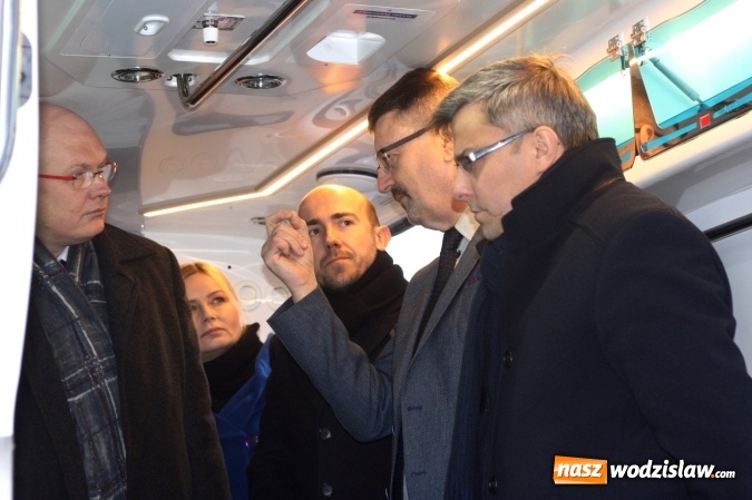 Zdjęcie w galerii na portalu naszwodzislaw.com: Wojewoda kupił karetki wiadomości z regionu