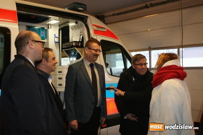 Zdjęcie w galerii na portalu naszwodzislaw.com: Wojewoda kupił karetki wiadomości z regionu