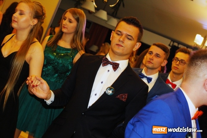 Zdjęcie w galerii na portalu naszwodzislaw.com: Maturzyści z PCKZiU świętują w Radlinie wiadomości z regionu