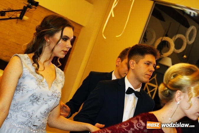 Zdjęcie w galerii na portalu naszwodzislaw.com: Maturzyści z PCKZiU świętują w Radlinie wiadomości z regionu