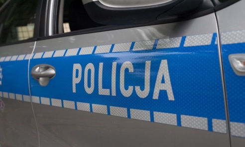 Bez badań, polisy, ale za to na bani. 23-latek uderzył w drzewo w Syryni - Serwis informacyjny z Wodzisławia Śląskiego - naszwodzislaw.com