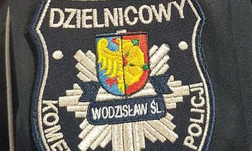 Dzielnicowi zatrzymali poszukiwanego. Mężczyzna... spał pod drzewem - Serwis informacyjny z Raciborza - naszraciborz.pl