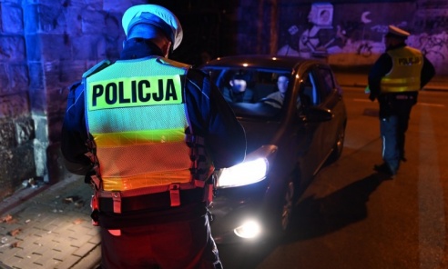 Nocna jazda bez uprawnień, narkotyki w samochodzie i poszukiwany znajomy. Kumulacja radlińskich policjantów - Serwis informacyjny z Raciborza - naszraciborz.pl