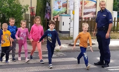 Uczniowie z SP4 trenowali z dzielnicowymi. Wszystko dla bezpieczeństwa - Serwis informacyjny z Wodzisławia Śląskiego - naszwodzislaw.com