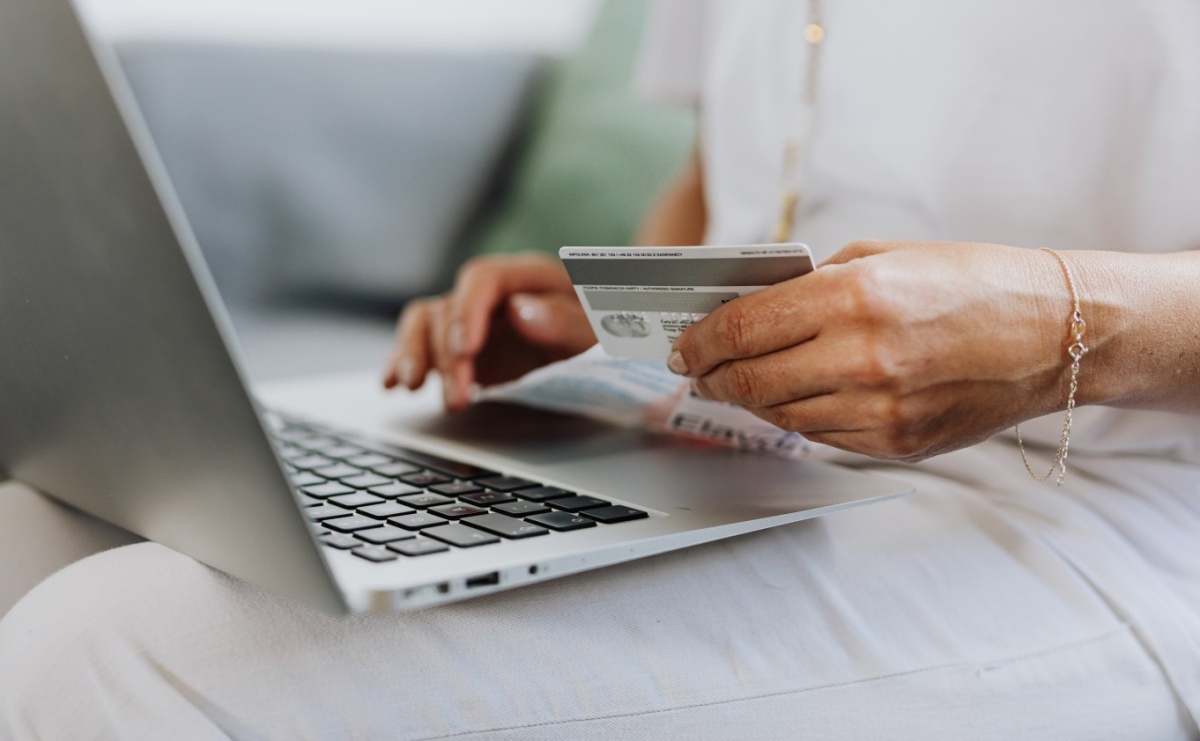 Bezpieczne zakupy przedświąteczne. Wodzisławscy policjanci apelują o czujność i rozwagę - Serwis informacyjny z Raciborza - naszraciborz.pl