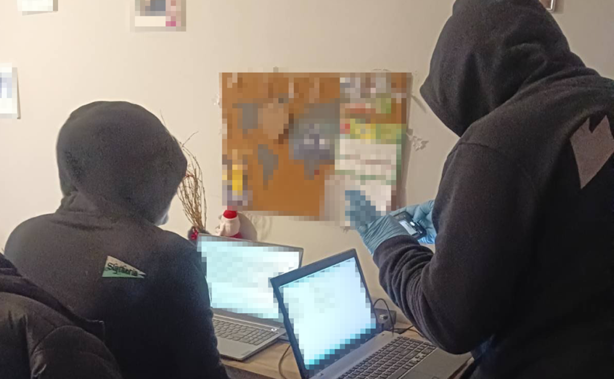 Śląska policja rozbiła szajkę oszustów internetowych. Bazowali na danych z darknetu - Serwis informacyjny z Raciborza - naszraciborz.pl