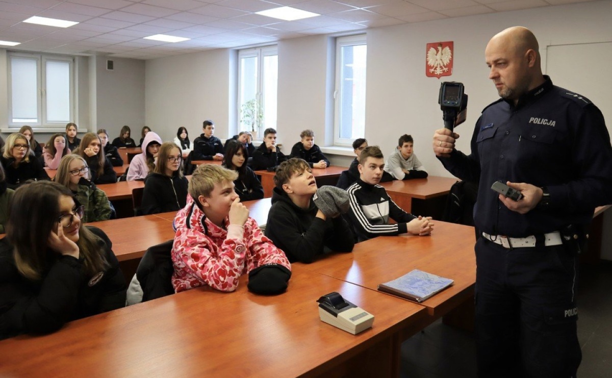 Uczniowie klas policyjnych z wizytą w wodzisławskiej komendzie - Serwis informacyjny z Raciborza - naszraciborz.pl