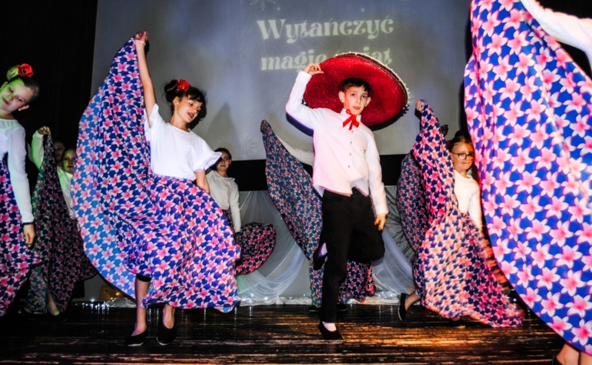 Magiczny koncert charytatywny w Gołkowicach. Dzieci wystąpiły dla potrzebującej rodziny [FOTO] - Serwis informacyjny z Raciborza - naszraciborz.pl