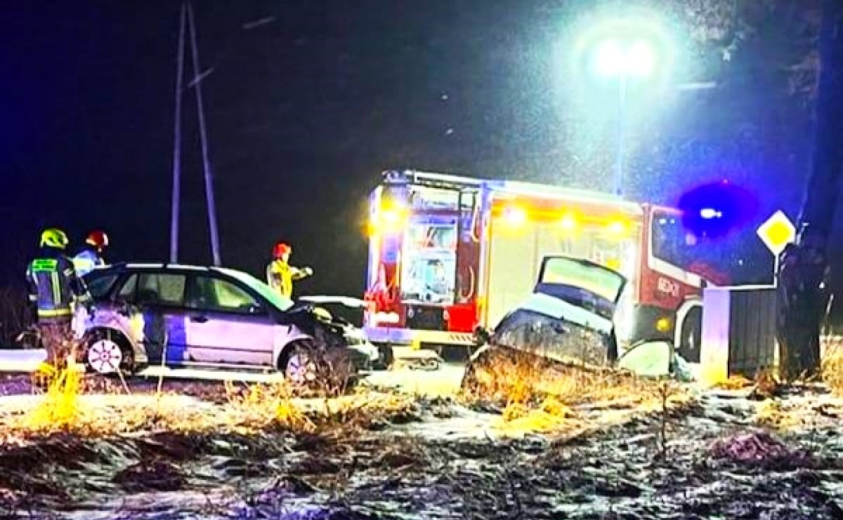 Czołowe zderzenie między Pszowem a Rzuchowem. Cztery osoby poszkodowane - Serwis informacyjny z Raciborza - naszraciborz.pl