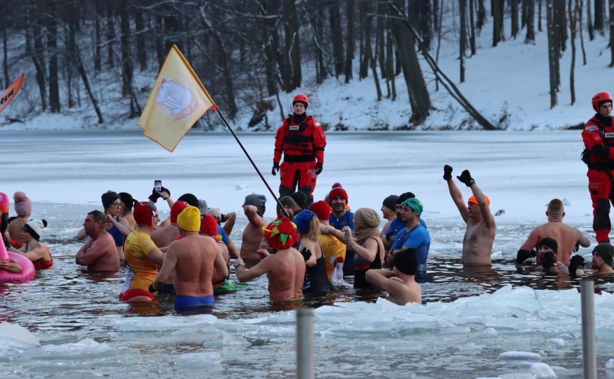 Zimno im niestraszne. Tłumy na imprezie Pomaganie przez morsowanie - Serwis informacyjny z Raciborza - naszraciborz.pl