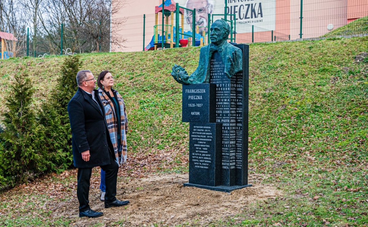 Rzeźba wielkiego aktora stanęła przy szkole w Godowie - Serwis informacyjny z Raciborza - naszraciborz.pl