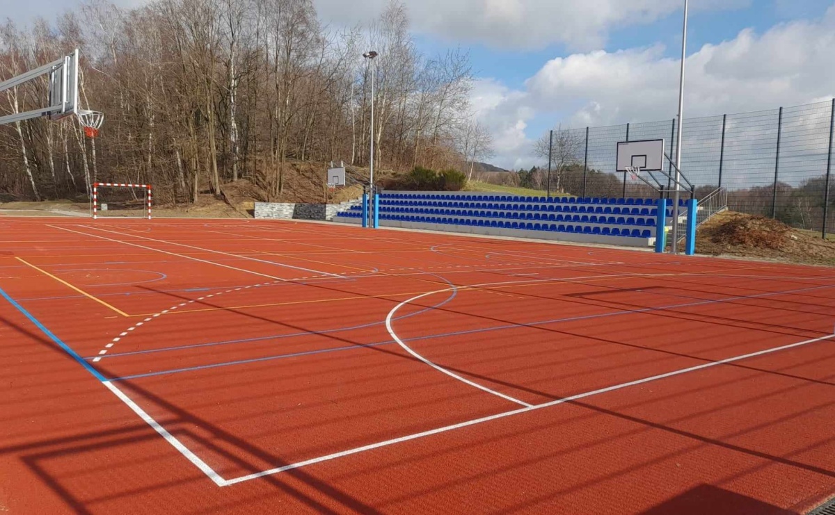 Mszana. Zmieniło sie otoczenie szkoły w Gogołowej - Serwis informacyjny z Raciborza - naszraciborz.pl