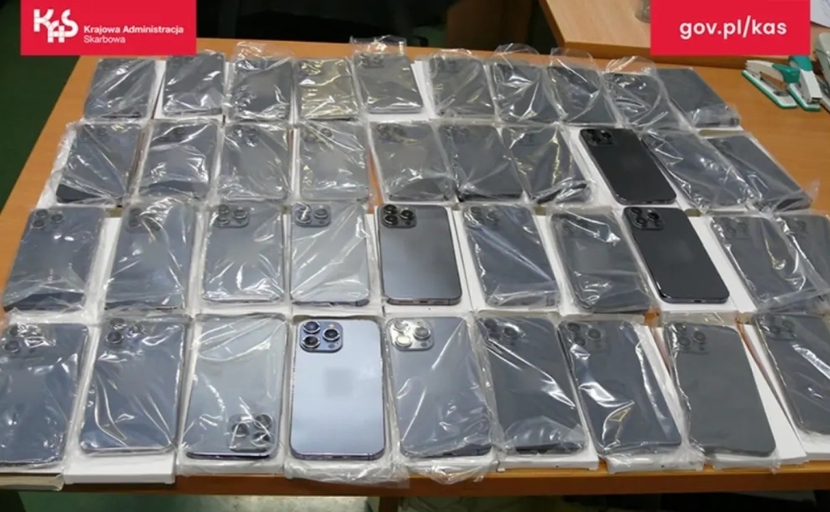 Atrapy telefonów komórkowych w przesyłce z Chin. Odbiorcy paczki grożą konsekwencje prawne - Serwis informacyjny z Wodzisławia Śląskiego - naszwodzislaw.com