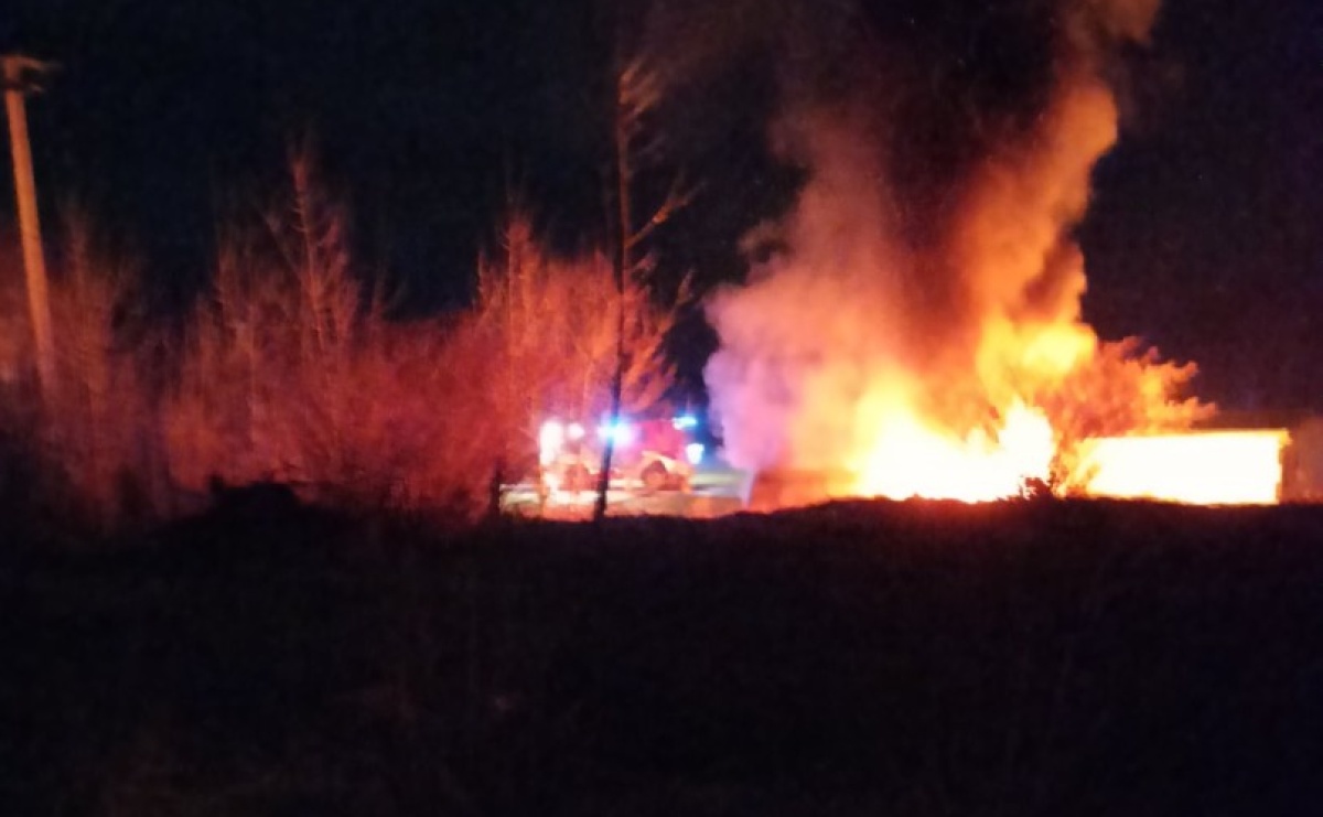 Nocny pożar w Olzie. Spłonęły dwa dostawczaki - Serwis informacyjny z Raciborza - naszraciborz.pl