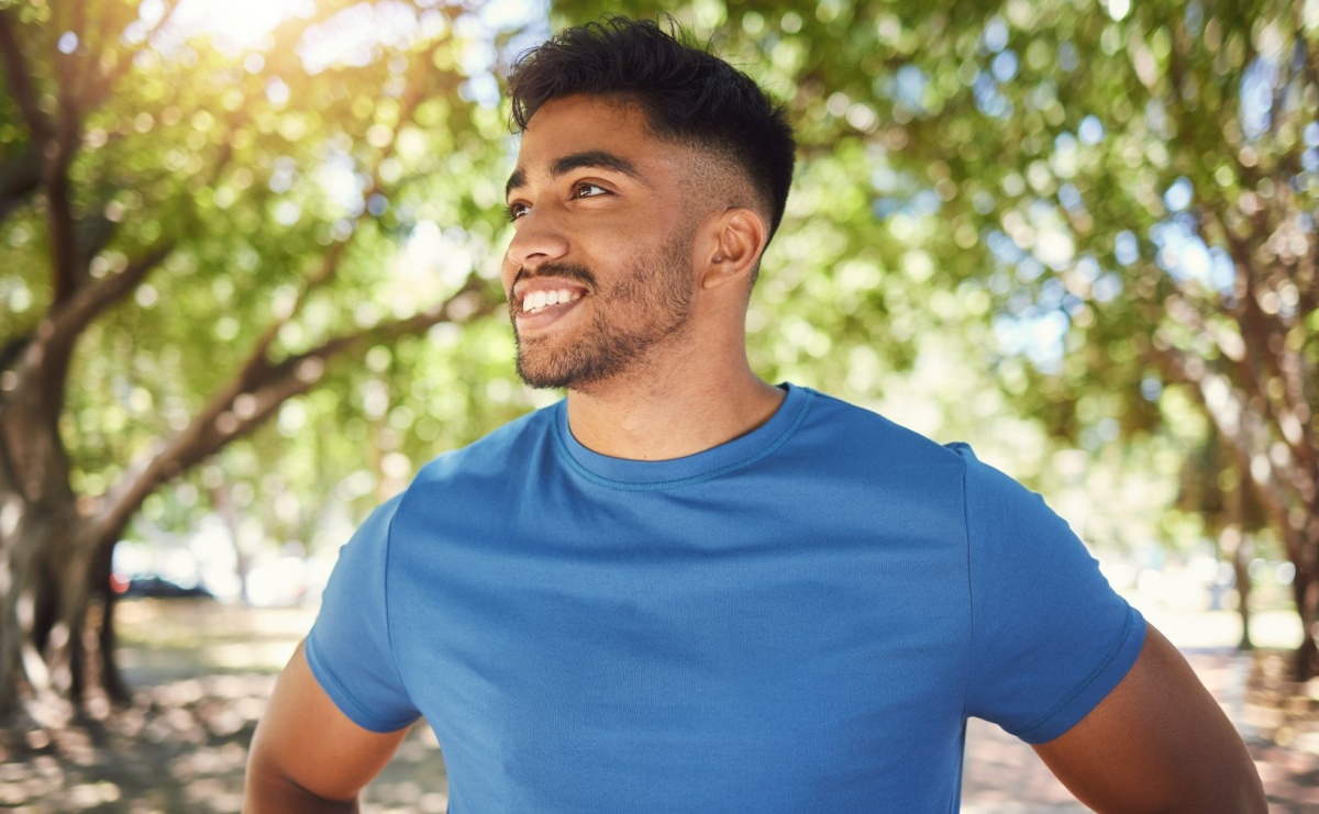 Prosto i efektownie – wiosenne outfity z męską koszulką w roli głównej - Serwis informacyjny z Wodzisławia Śląskiego - naszwodzislaw.com