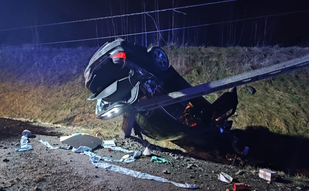 BMW uderzyło w słup i latarnię w Mszanie - Serwis informacyjny z Raciborza - naszraciborz.pl