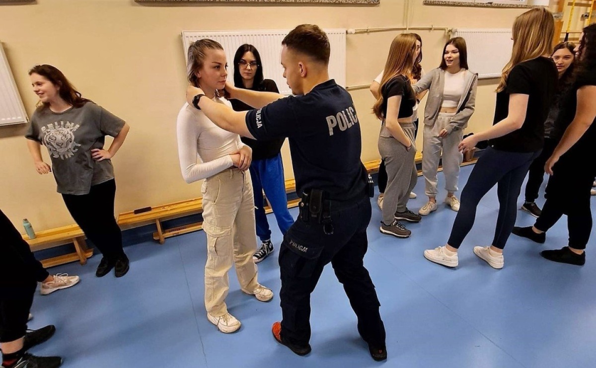 Warsztaty samoobrony dla uczennic wodzisławskiego Ekonomika - Serwis informacyjny z Wodzisławia Śląskiego - naszwodzislaw.com