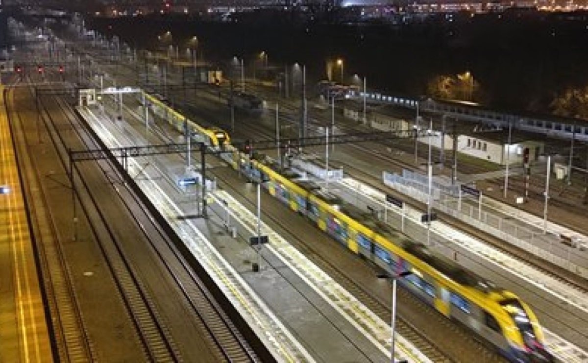 Bezpieczniej i jaśniej na peronach: ponad 62 tysiące lamp LED na kolei  - Serwis informacyjny z Raciborza - naszraciborz.pl