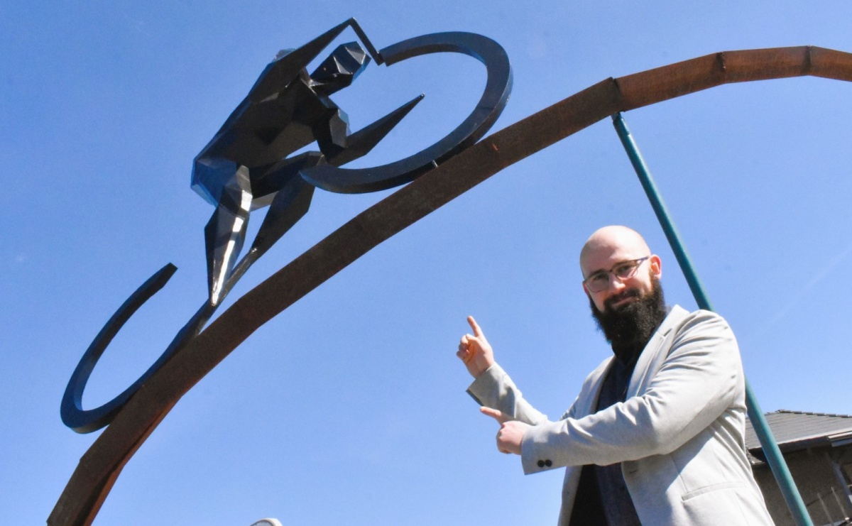 Autor rzeźby rowerzysty z godowskiego ronda gościł w gminie - Serwis informacyjny z Raciborza - naszraciborz.pl