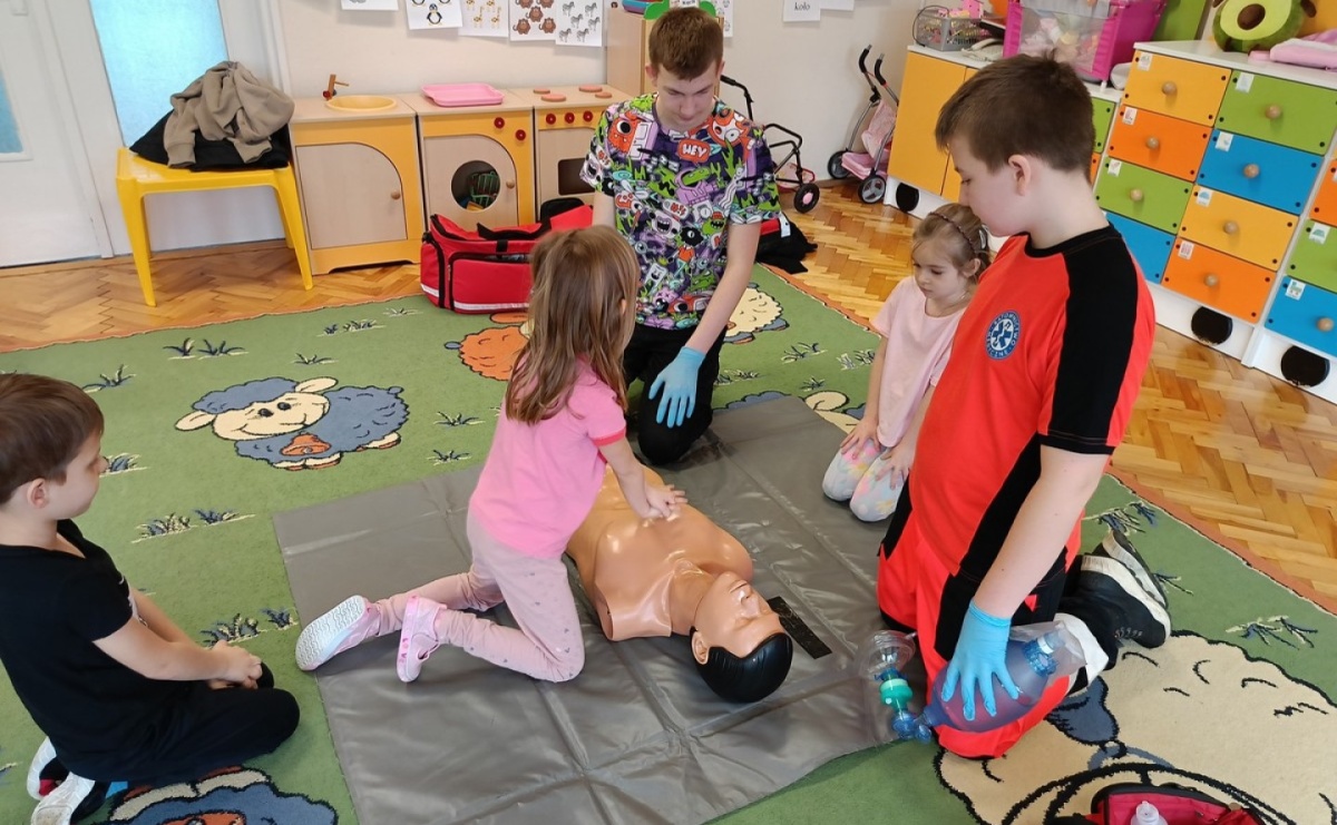 Przedszkolaki z Szesnastki poznały tajniki pierwszej pomocy - Serwis informacyjny z Raciborza - naszraciborz.pl
