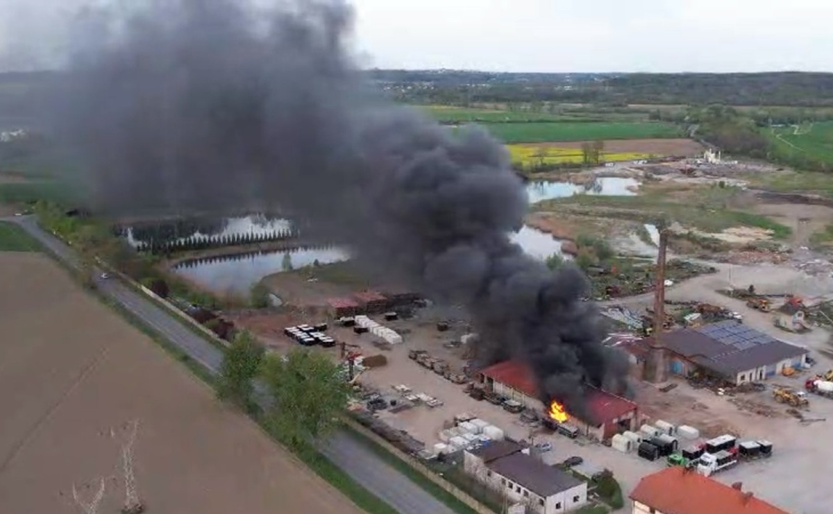 Czarny dym nad Bukowem i okolicą. Pożar plastiku i porozbiórkowego drewna [FOTO] - Serwis informacyjny z Wodzisławia Śląskiego - naszwodzislaw.com