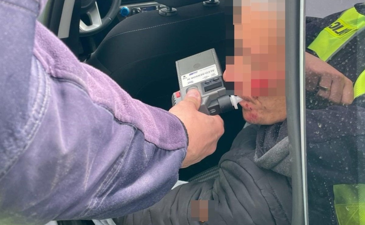 Pijani jechali motorowerem. Zatrzymała ich wywrotka na rondzie, zareagowali świadkowie - Serwis informacyjny z Wodzisławia Śląskiego - naszwodzislaw.com