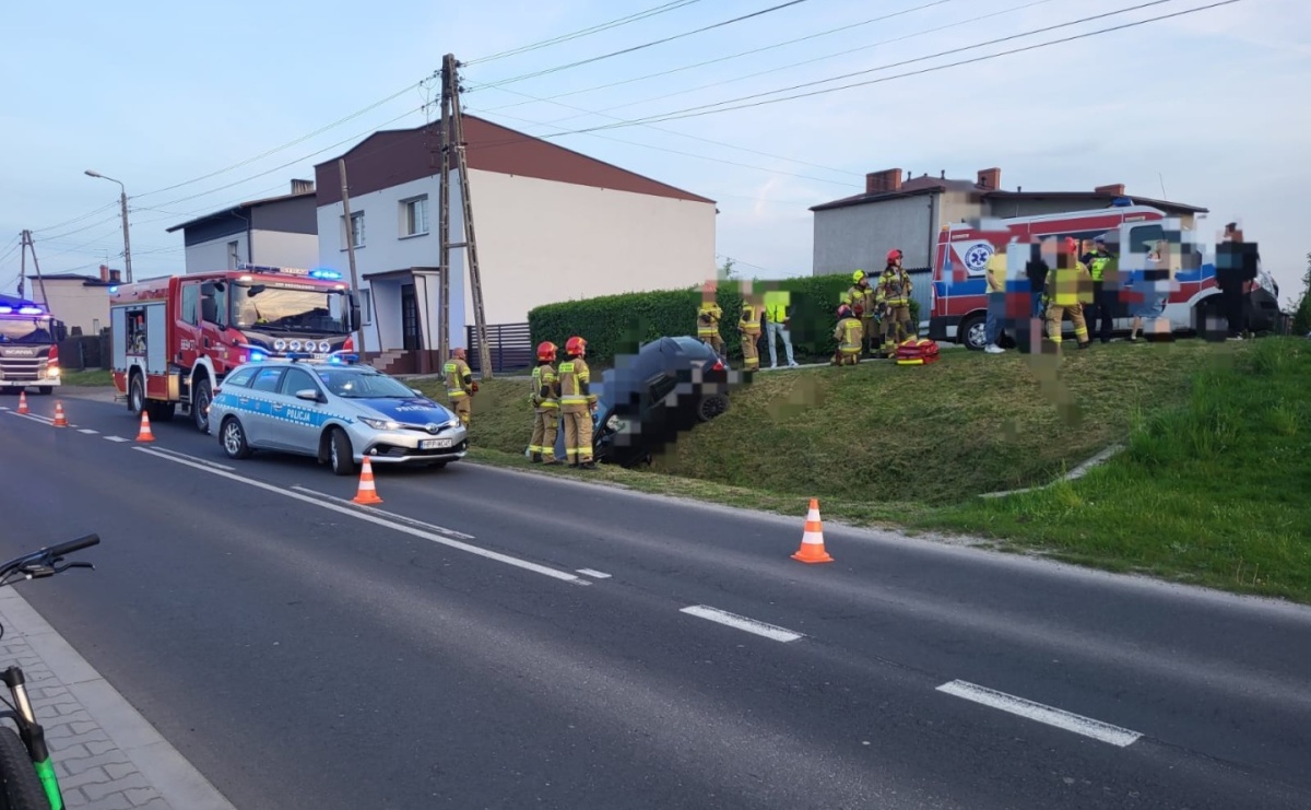 Z posesji wprost do rowu. Zdarzenie drogowe w Krzyżkowicach - Serwis informacyjny z Wodzisławia Śląskiego - naszwodzislaw.com