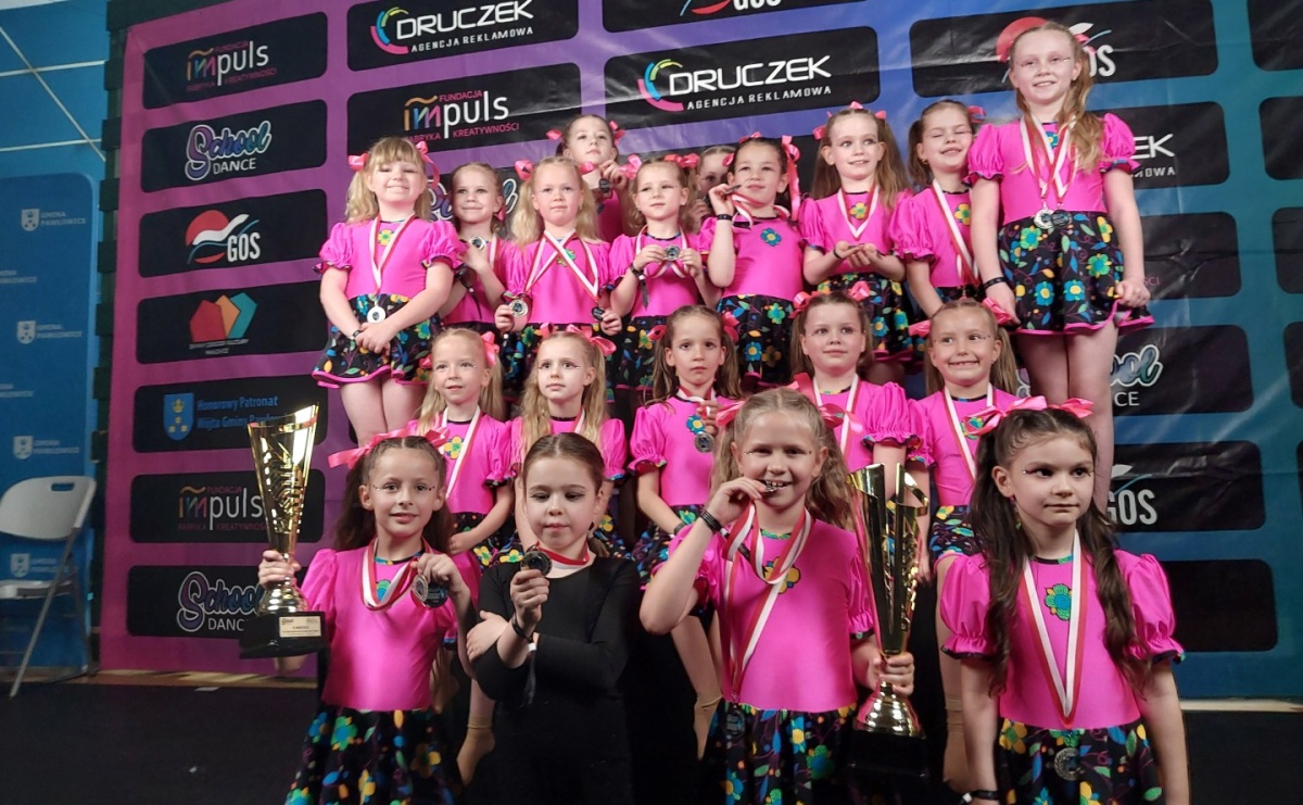 Miraż z WCK z workiem medali po zawodach tanecznych w Pawłowicach - Serwis informacyjny z Raciborza - naszraciborz.pl