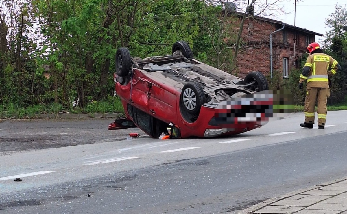 Zderzenie trzech samochodów w Rydułtowach. Jeden z nich dachował [FOTO] - Serwis informacyjny z Raciborza - naszraciborz.pl